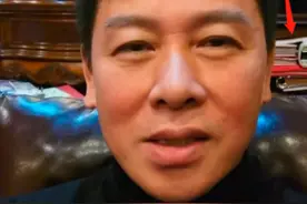 57岁胡亚捷罕晒近况，脸圆发福却帅气依旧，结婚29年儿俊妻美图片