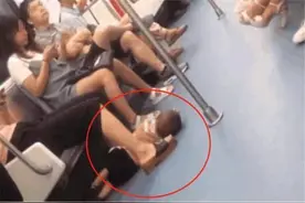 男孩睡地铁的地板，妈妈毫不在意玩手机，看到孩子的手后乘客报警图片