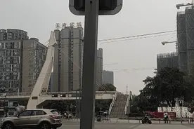有话说 | 青白江这个路口的红绿灯竟然会“蹦迪”！图片