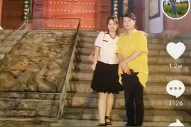 许敏与儿子姚威团聚，母子穿衣打扮惹纷争，网友：建议明天穿旗袍图片