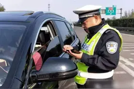 开车被恶意加塞咋处理？交警：撞它太不值！你用这招放着我来处理图片