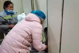 合肥高铁南站，孕妇公厕内突然生产 双手托着婴儿不知所措图片