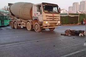 郑州中州大道国基路路口发生一起水泥罐车和电动车相撞事故图片
