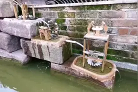 青年手工制造微型小水车灌溉系统 以农用物件原料造美妙水车景观图片