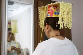 河南43岁大姐，将麻袋当龙袍模仿“女皇”，走红后23家公司求签约图片