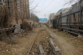 糟心！郑州这段废弃铁路成居民出行“拦路虎”，到底何时能拆除？图片