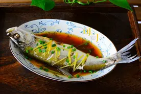 它是东钱湖四大美食之一，宁波人都爱吃活鱼，酱油蒸一蒸鲜掉眉毛图片