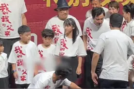 沈腾合照想让c位给马丽，却被吴京一把推回原地，委屈到吐舌头图片