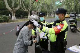 7月1日起，南京未戴头盔骑乘电动自行车将属交通违法图片