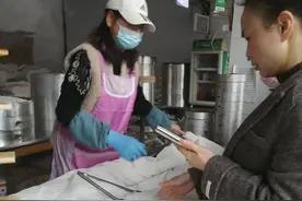 一对安徽夫妻的黄山一品包子，馒头店。（作者：刘 正）图片