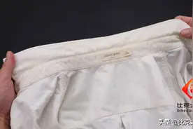 衣服衣领发黄如何洗白！教你清洗方法，搓一搓黄渍轻松去除，真棒图片