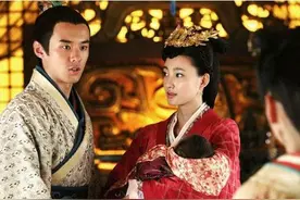 皇帝闯进一农妇家中，吓得农妇转身就跑，皇帝拉住农妇：姐你跑啥图片