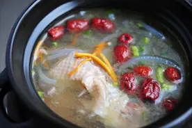 炖鸡汤，广东人有一套，香浓鲜美原汁原味，秋冬季节喝真滋补图片