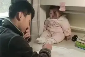 哥哥搞笑带娃走红，把妹妹当“吉祥物”，网友：为这个家付出太多图片