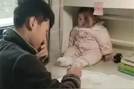 哥哥搞笑带娃走红，把妹妹当“吉祥物”，网友：为这个家付出太多图片