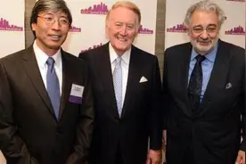 他从小受尽歧视，在美国卖药成为华人首富，捐一半财产给美国图片