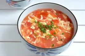 番茄蛋汤不够酸甜，番茄仅仅水煮可不够，多加1步，汤汁酸甜鲜美图片