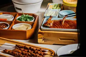 这店真牛！一只宫廷烤鸭，弄哭东北汉子…图片