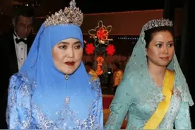 文莱王后会宫斗：嫁700亿身家的国王，斗赢两任小妾稳坐后位56年图片