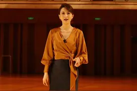 张蕾越发大气，棕色缎面衬衣配缎面裙，气质有女人味美到骨子里图片