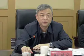 在政法队伍教育整顿期间仍顶风违纪、以身试法的他，被“双开”图片