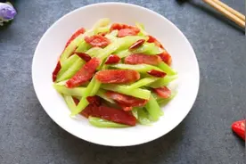 这样做「芹菜炒腊肠」普通的家常菜，怎么做都好吃图片