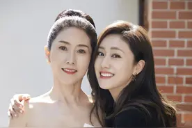 刘芸晒母亲婚纱照，63岁刘妈妈天鹅颈出众，气质温婉被赞像天使图片