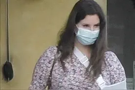 欧美性感女歌手身材暴肥，大腿粗壮肚子像怀孕，与仙女写真差太多图片