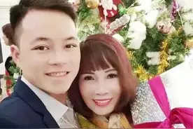 越南26岁小伙迎娶62岁妻子，婚后“火速怀孕”，抱12块金砖图片