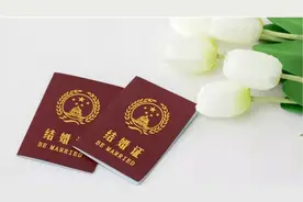 58岁大叔相亲一见钟情，当场拿出工资卡，女方却说不想领结婚证图片