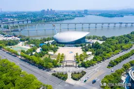 航拍九江长江大桥和白水湖公园图片
