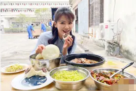 42岁刘涛用盆吃饭接地气，自侃一顿只吃一包子，包子却比脸还大图片