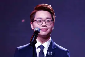 pawn将军成为了胖将军！LCK夏季赛解说席胖的让人认不出图片