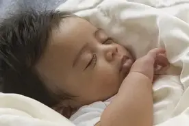 孩子每天睡多久正常？晚上几点睡最好？答案都在这里了图片