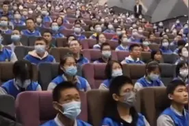 如何看待郑州一学校安排500学生看《长津湖》含泪吃冻土豆？图片