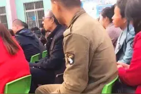 爸爸穿工作服开家长会，被其他家长嘲笑：来错地方了吧图片