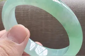 冰糯种晴水绿翡翠手镯，圆润，亮丽秀气，种水佳，颜色好，品相好图片