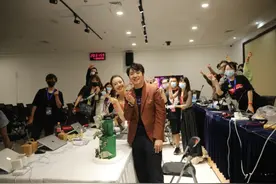 郎朗当爸后迎首个生日，与吉娜合体包粽子庆生，夫妻幸福相拥甜齁图片