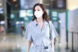 39岁郑希怡现身机场，穿连体裤休闲却不失霸气，不愧是酷帅姐姐图片