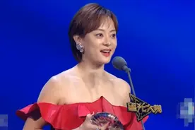 孙俪凭《安家》获年度演员，穿朱红一字肩长裙，网友：有颜有演技图片