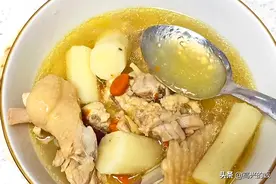 老母鸡这样煲汤才补人，煲错了浪费一只鸡！温补良方，老人要多吃图片