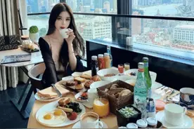 “女朋友出差去美国，发来照片说很顺利！”网友：你头上绿油油的图片