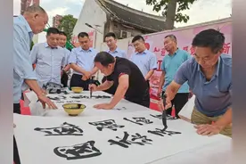 【中原经济网】郏县龙山街道：“红色礼包” 献礼建党百年图片