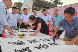 【中原经济网】郏县龙山街道：“红色礼包” 献礼建党百年图片