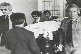 1973年李小龙葬礼，来了六个神秘的扶灵人：都是国外的显赫人物图片