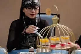 杨丽萍陪客一口不吃引热议，拿空碗做样子，一旁老板娘眼神亮了图片
