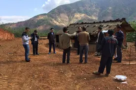 农村老人说：“穷搬富挪，不顺改门”，还是有些道理的图片