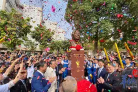 华附学子热情追星！钟南山回母校为“钟南山塑像”揭幕图片