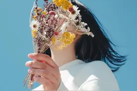 手 拿 花 拍 照 姿 势 大 全图片
