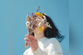 手 拿 花 拍 照 姿 势 大 全图片